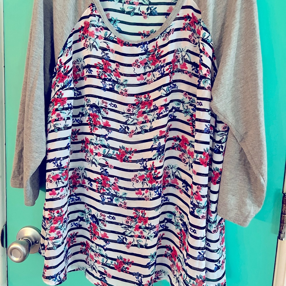 Torrid sheer floral stripe 3/4 sleeve raglan top - Picture 1 of 4